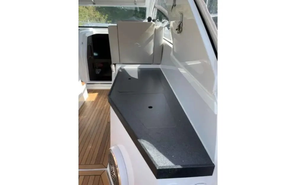 slider 29 Sealine  330 Sport