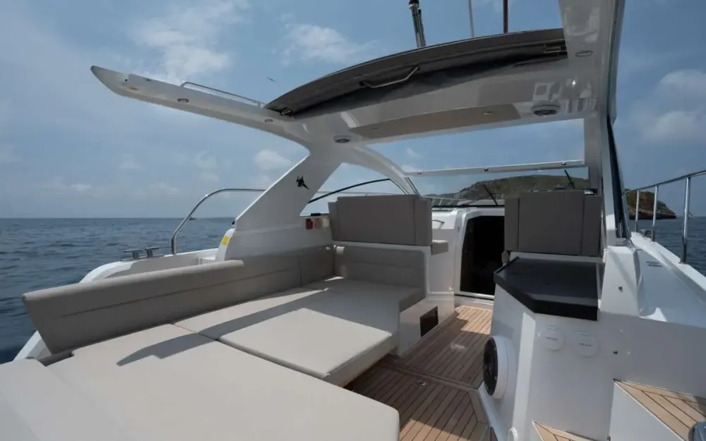 slider 3 Sealine  330 Sport