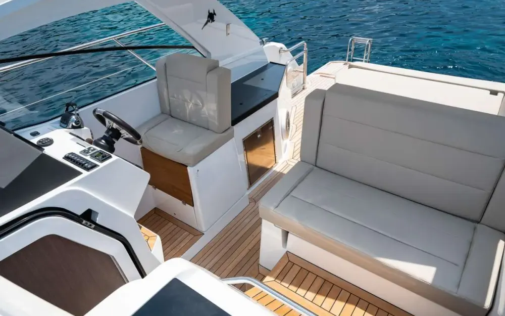 slider 5 Sealine  330 Sport