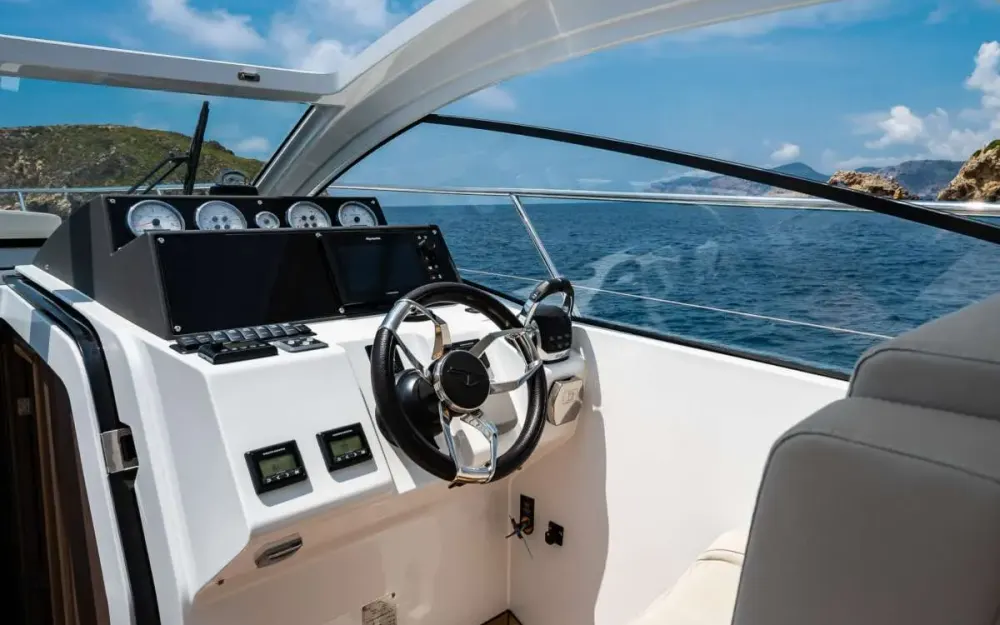 slider 6 Sealine  330 Sport