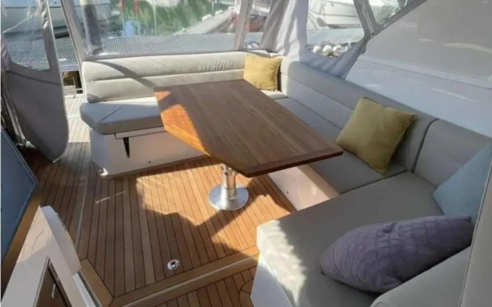 slider 8 Sealine  330 Sport