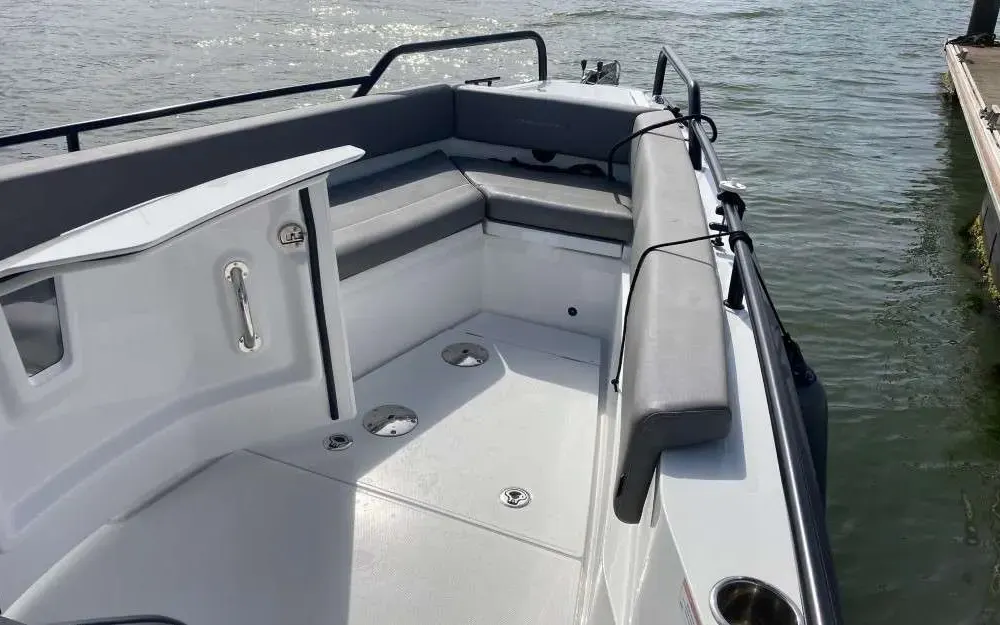 slider 3 Axopar  28 Open