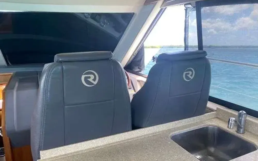 slider 30 Riviera  4400 Sport Yacht