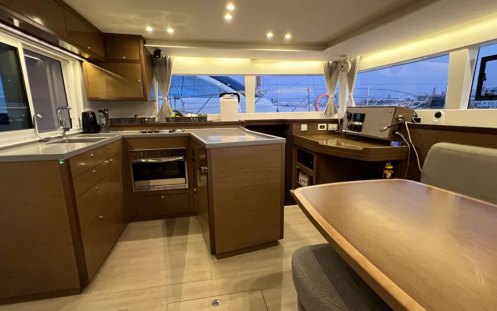slider 9 Lagoon  450 Sport Top