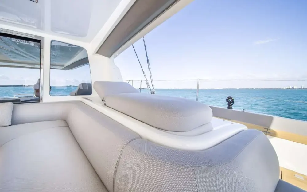 slider 38 Lagoon Seventy 7