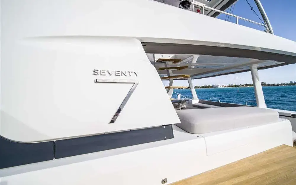 slider 10 Lagoon Seventy 7