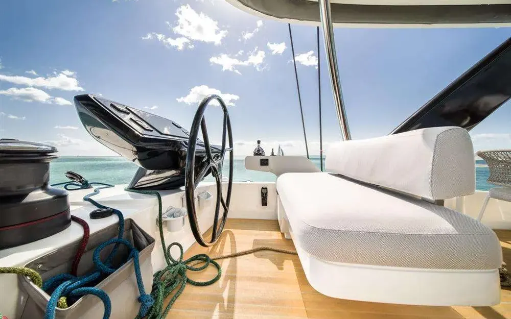 slider 25 Lagoon Seventy 7