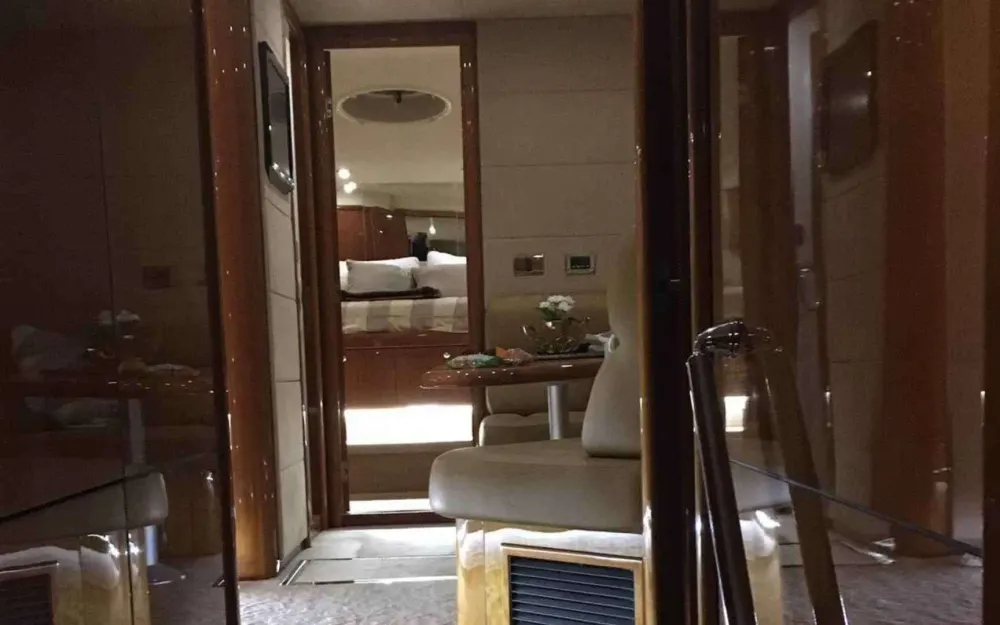 slider 12 Sunseeker Predator 62