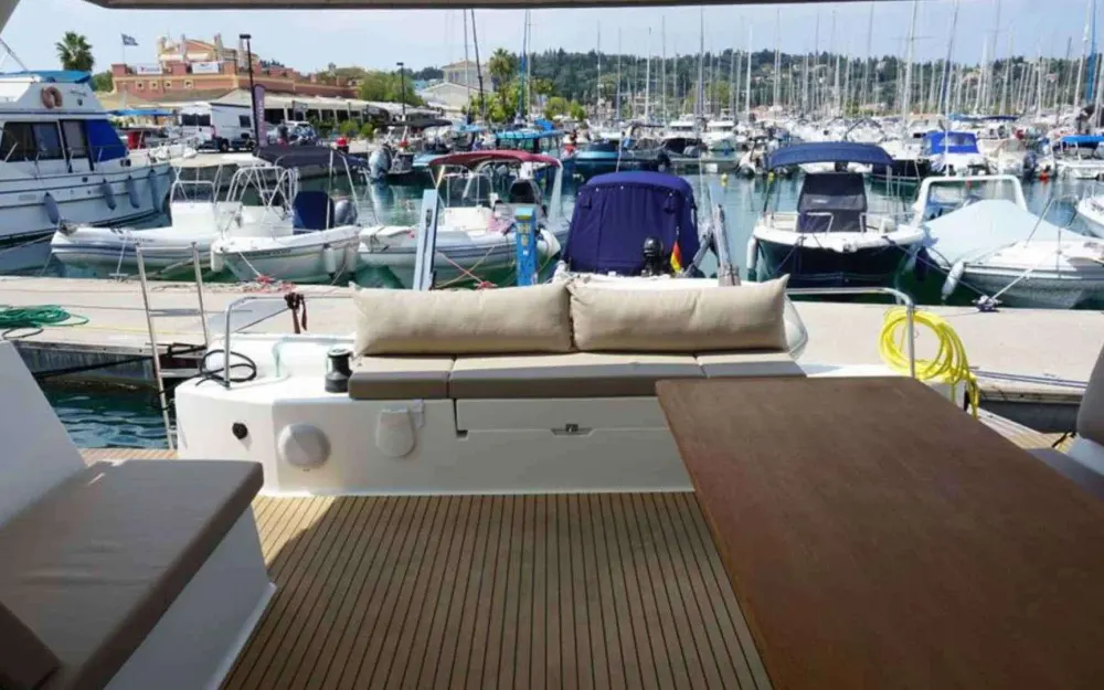 slider 15 Fountaine Pajot Lucia 40
