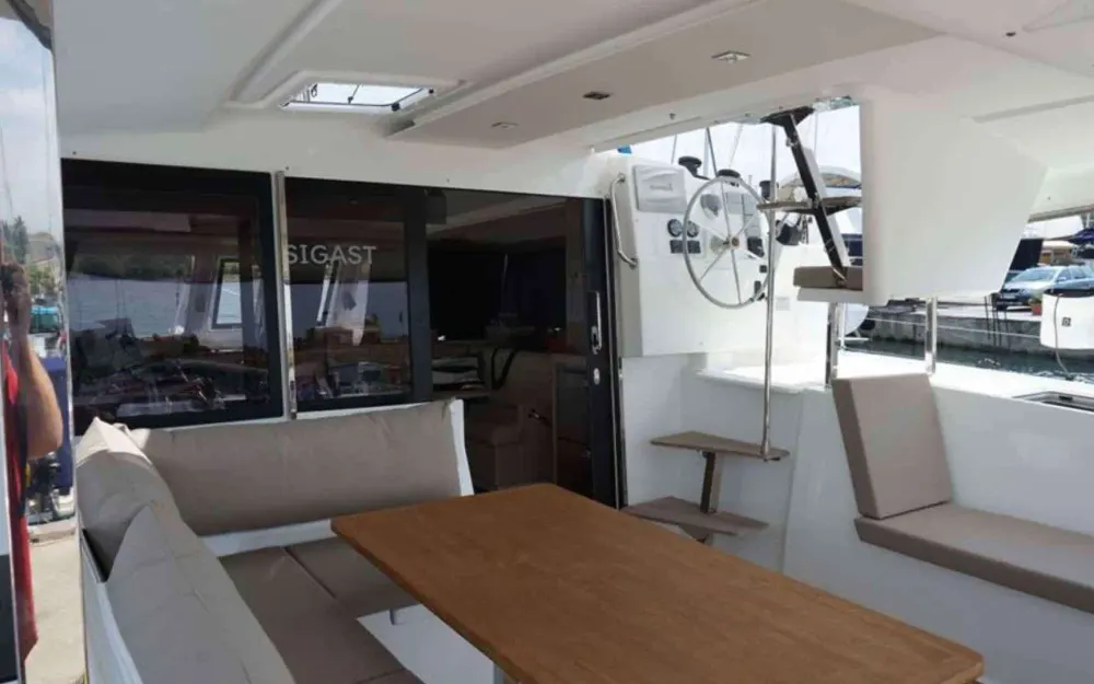 slider 8 Fountaine Pajot Lucia 40