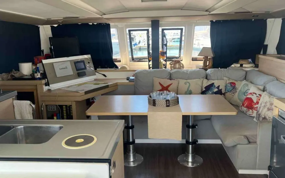slider 12 Fountaine Pajot Lucia 40