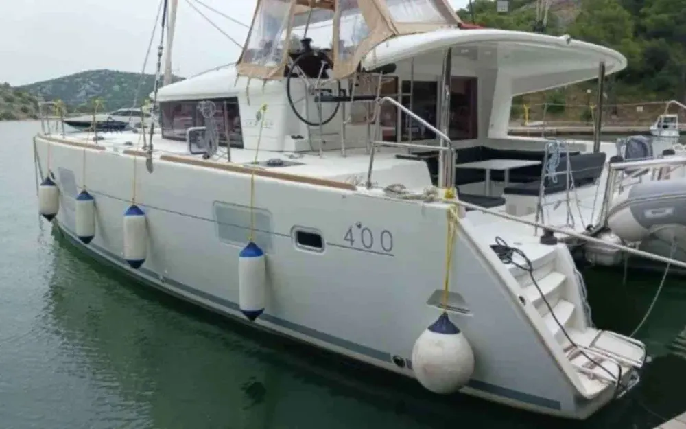 slider 17 Lagoon  400 S2