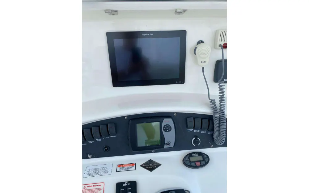 slider 11 Boston Whaler  320 Outrage