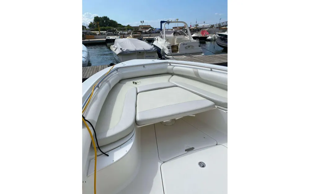 slider 12 Boston Whaler  320 Outrage