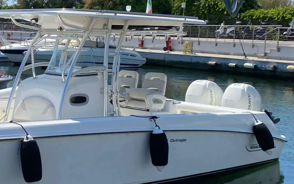slider 13 Boston Whaler  320 Outrage