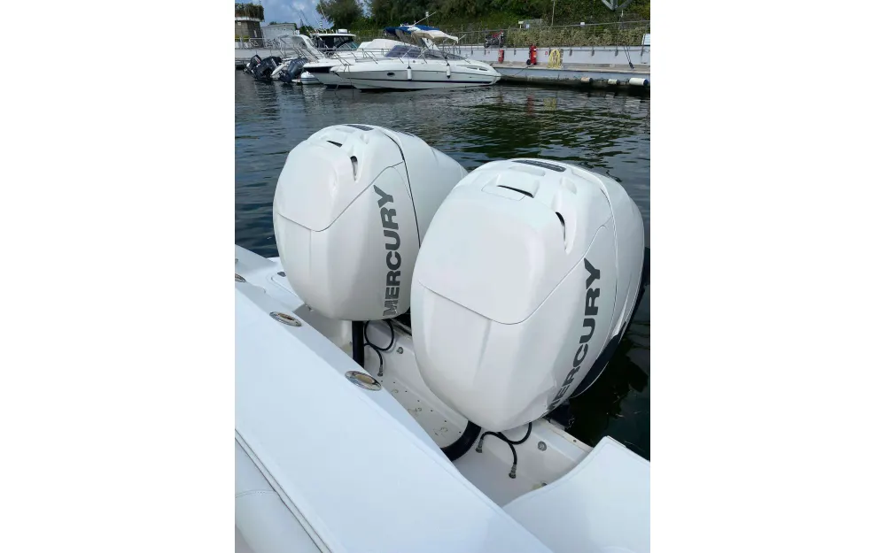 slider 15 Boston Whaler  320 Outrage