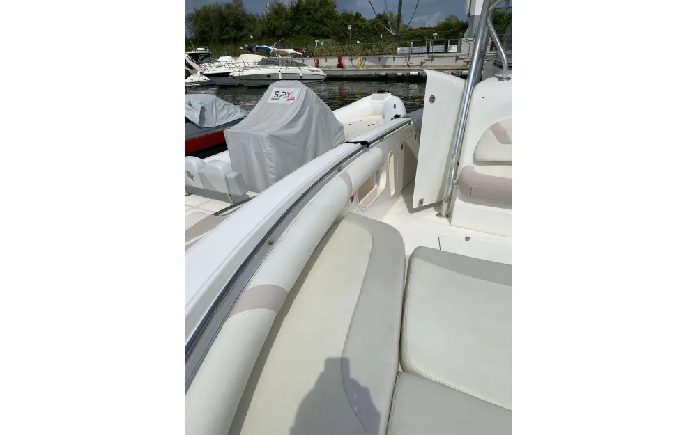 slider 1 Boston Whaler  320 Outrage