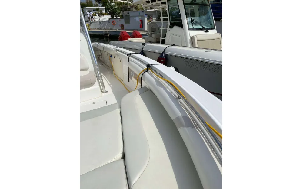 slider 21 Boston Whaler  320 Outrage