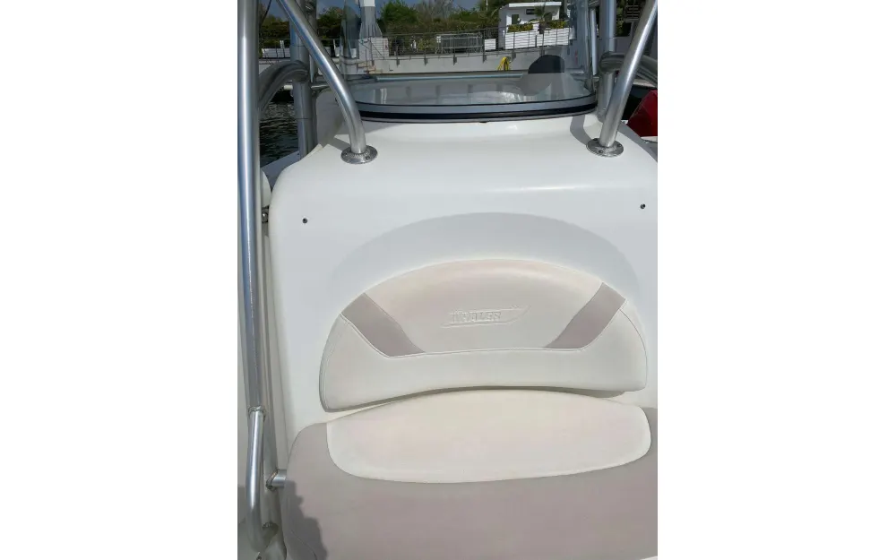 slider 2 Boston Whaler  320 Outrage