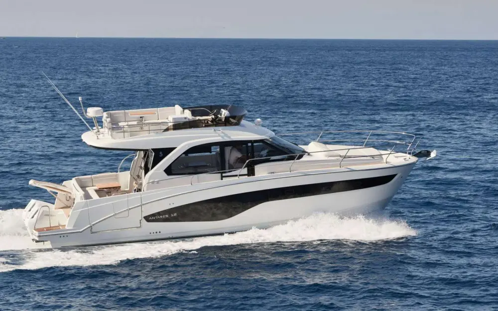 slider 3 Beneteau Antares 12