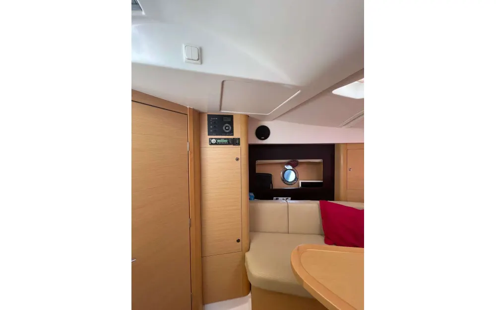 slider 2 Beneteau Monte Carlo 32
