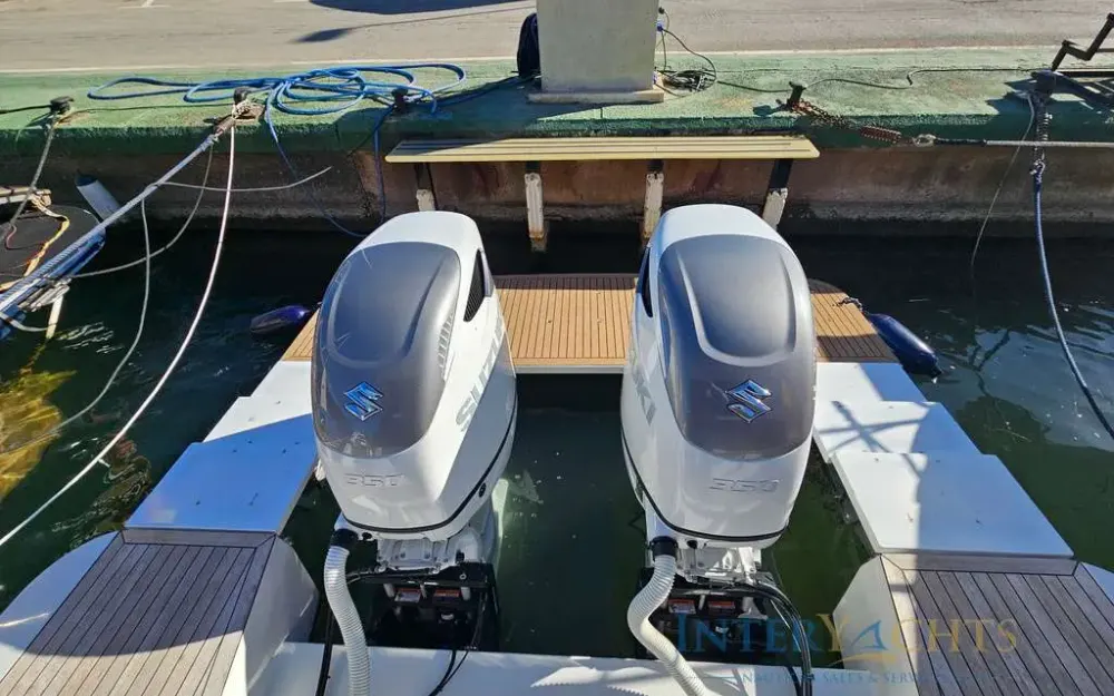 slider 10 Sealine  C390v