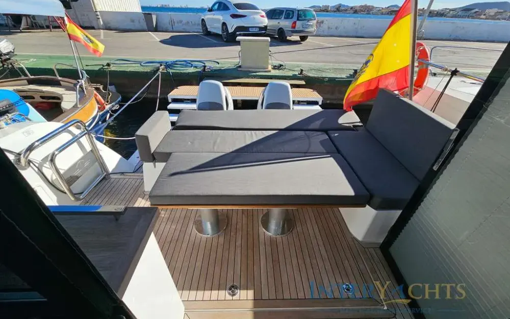 slider 12 Sealine  C390v