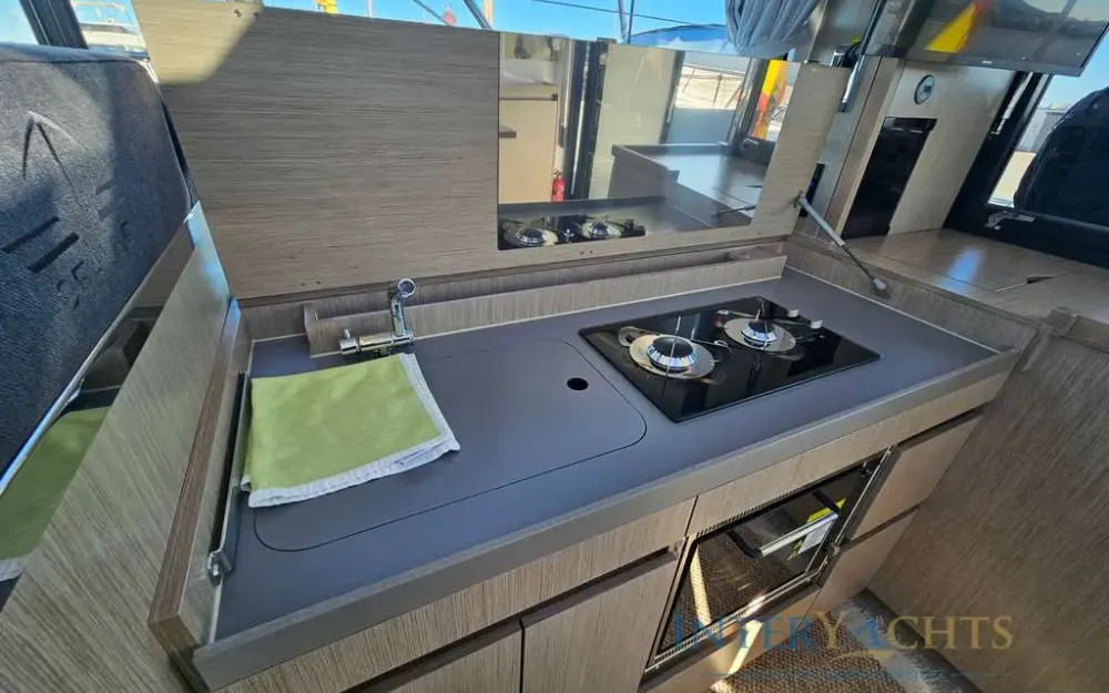 slider 17 Sealine  C390v