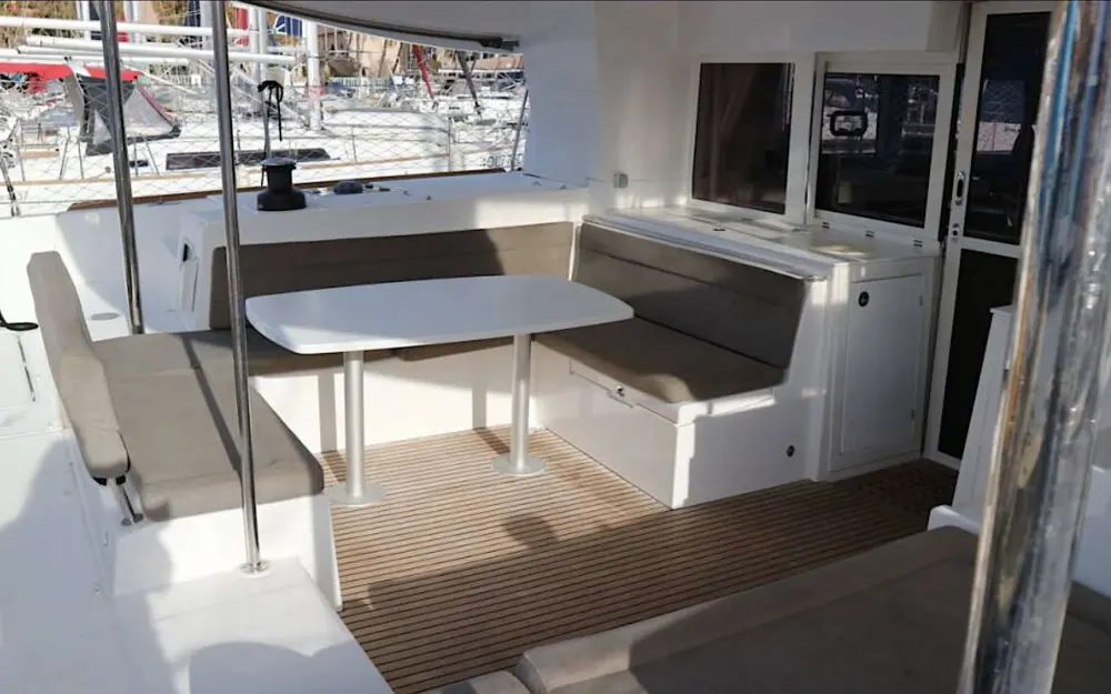 slider 9 Lagoon  450 Sport Top