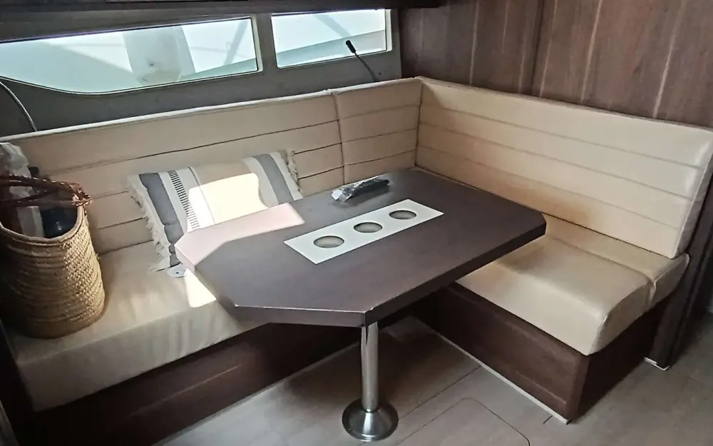 slider 10 Sealine  S330
