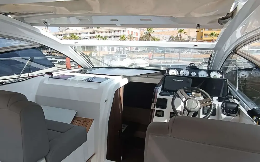 slider 16 Sealine  S330