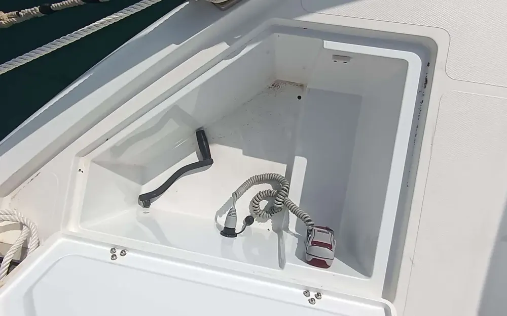 slider 1 Sealine  S330