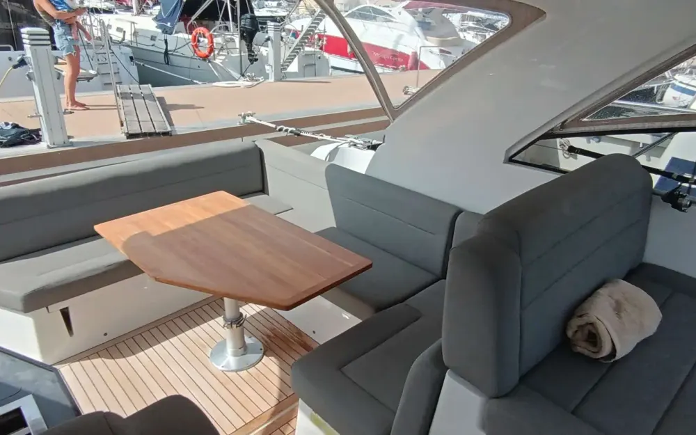 slider 2 Sealine  S330