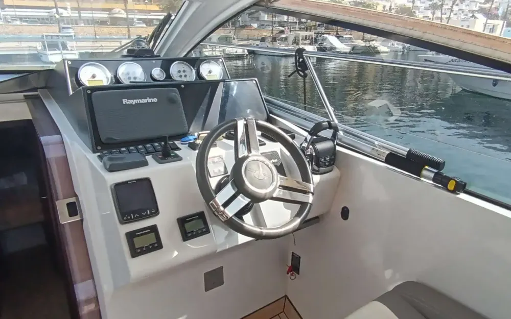 slider 4 Sealine  S330