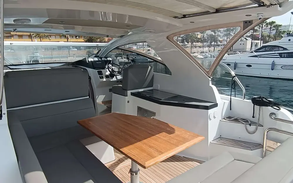 slider 6 Sealine  S330
