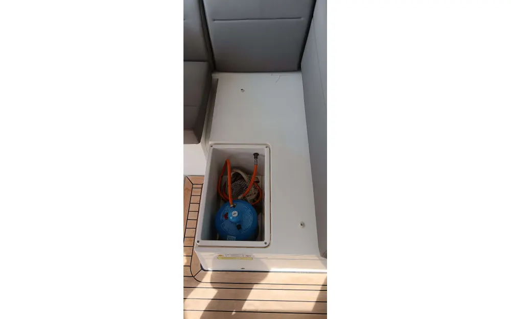 slider 7 Sealine  S330