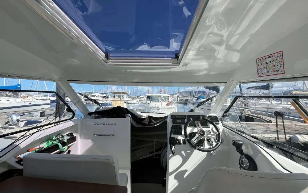 slider 1 Beneteau Antares 8 OB