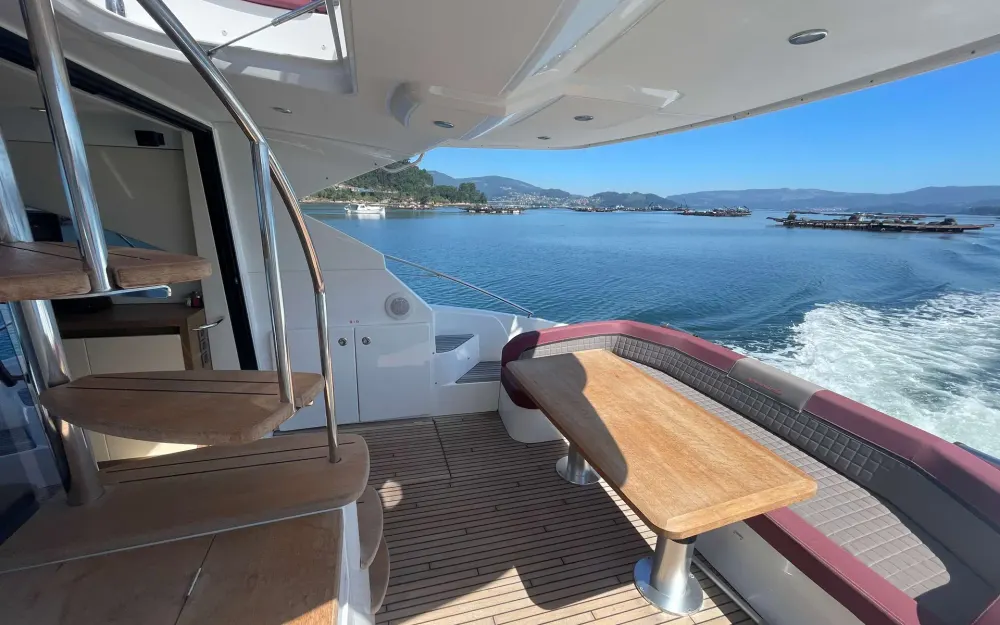 slider 9 Beneteau Gran Turismo 49 Fly