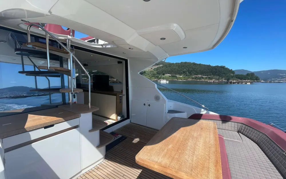 slider 2 Beneteau Gran Turismo 49 Fly