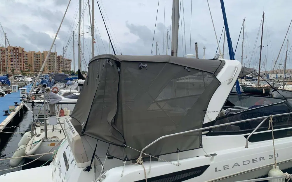 slider 10 Jeanneau Leader 30