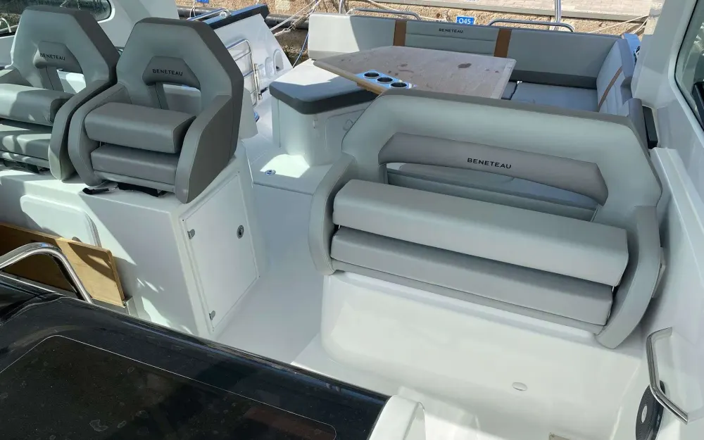 slider 12 Beneteau Gran Turismo 32