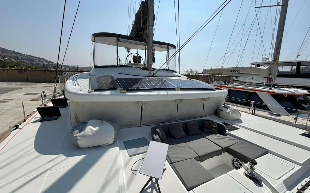slider 42 Lagoon  52 F