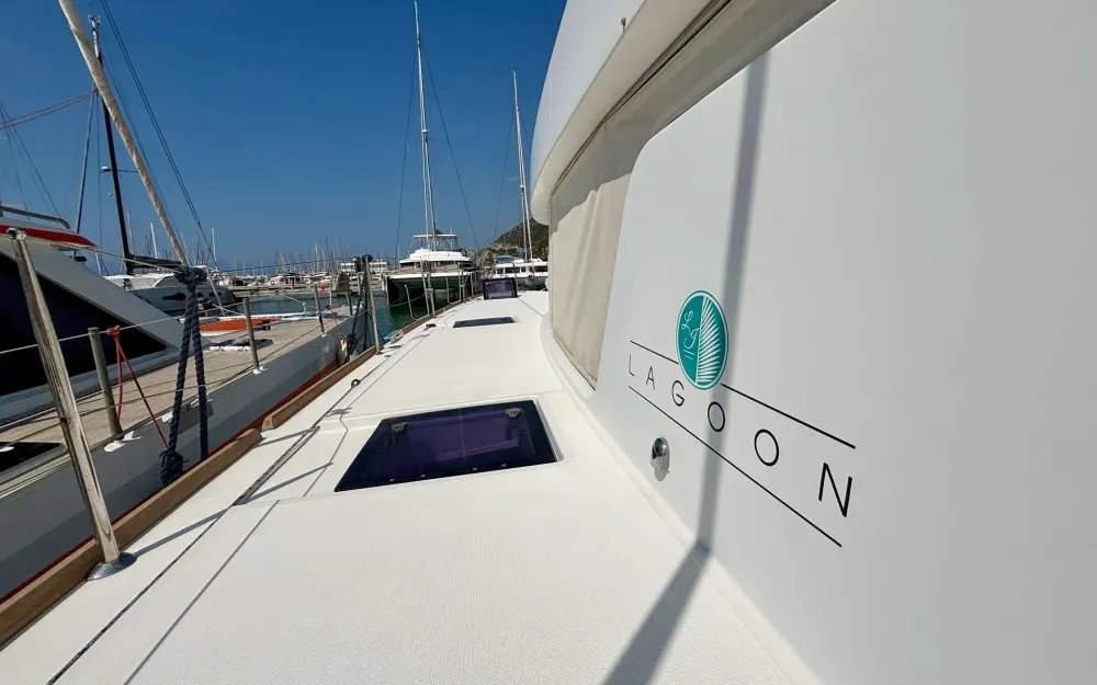 slider 65 Lagoon  52 F