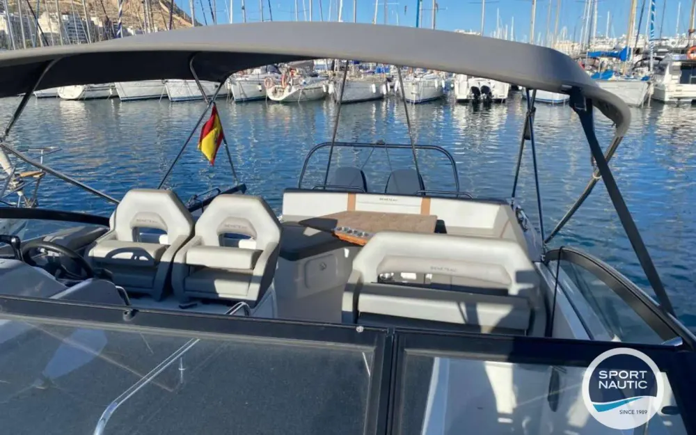 slider 3 Beneteau Flyer 10