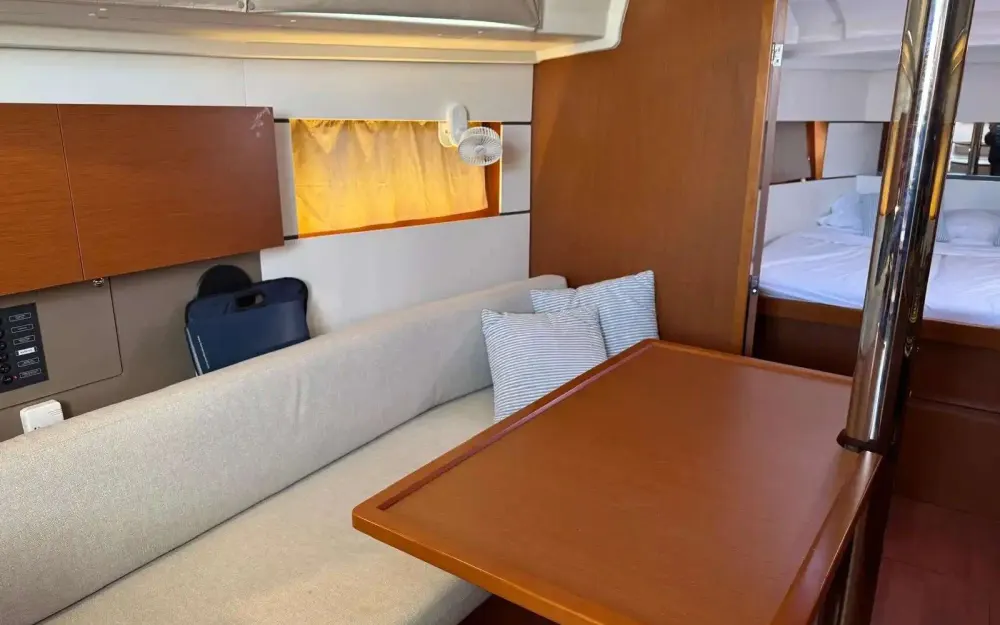 slider 6 Beneteau Oceanis 38.1