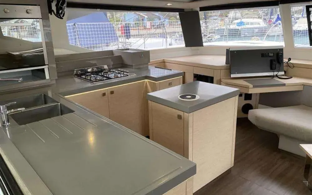 slider 12 Fountaine Pajot Saona 47