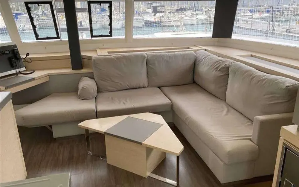 slider 2 Fountaine Pajot Saona 47