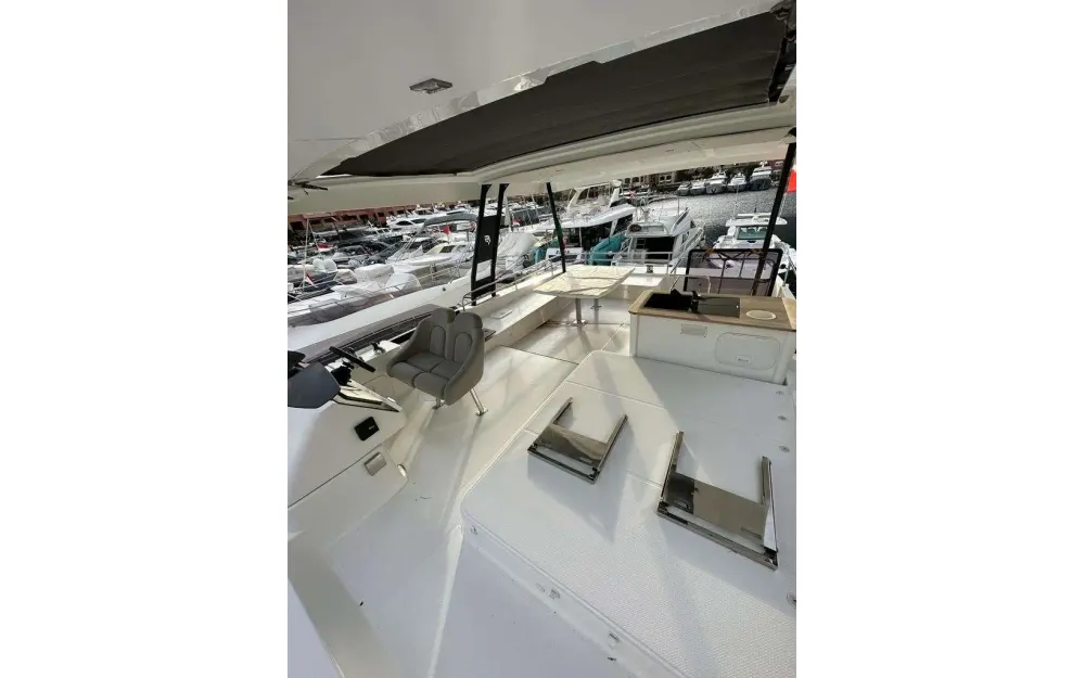 slider 9 Fountaine Pajot My 6
