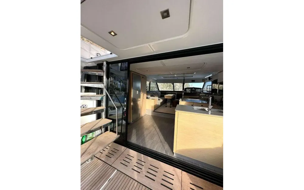 slider 12 Fountaine Pajot My 6