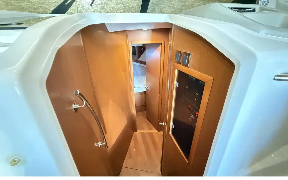 slider 18 Beneteau Antares 42